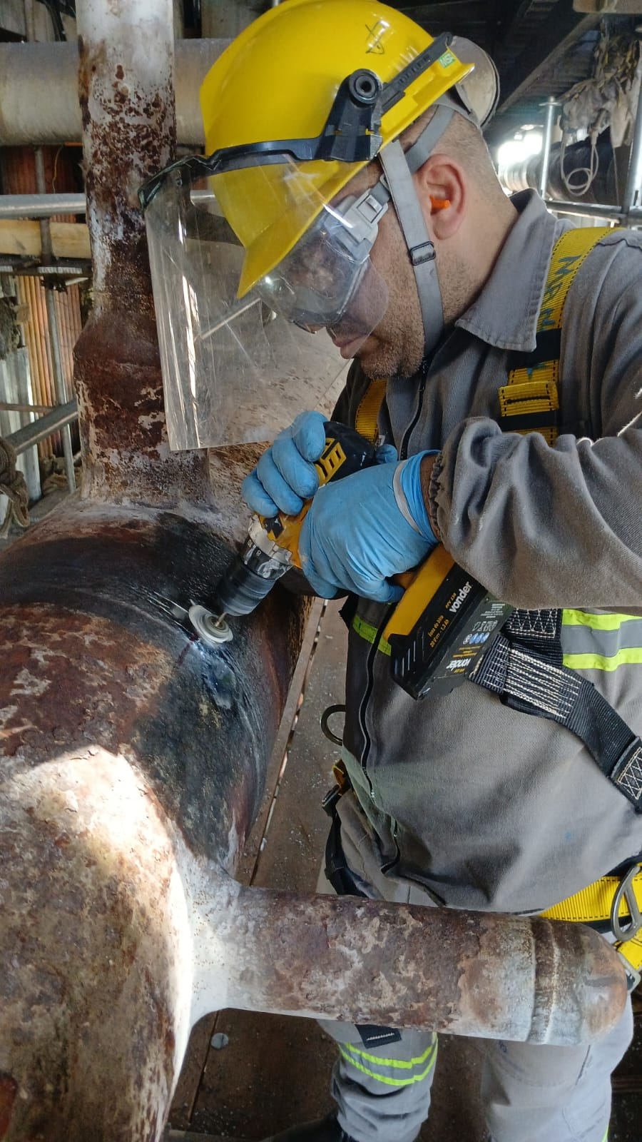 Preparação de superfície em equipamento industrial